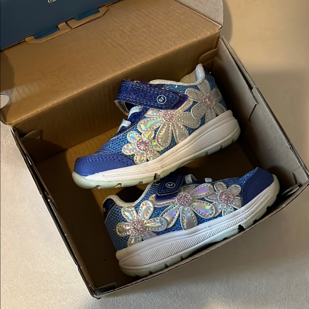 Blue Sneakers with Floral Pattern and Low-Top Design Light Up Stride Rites